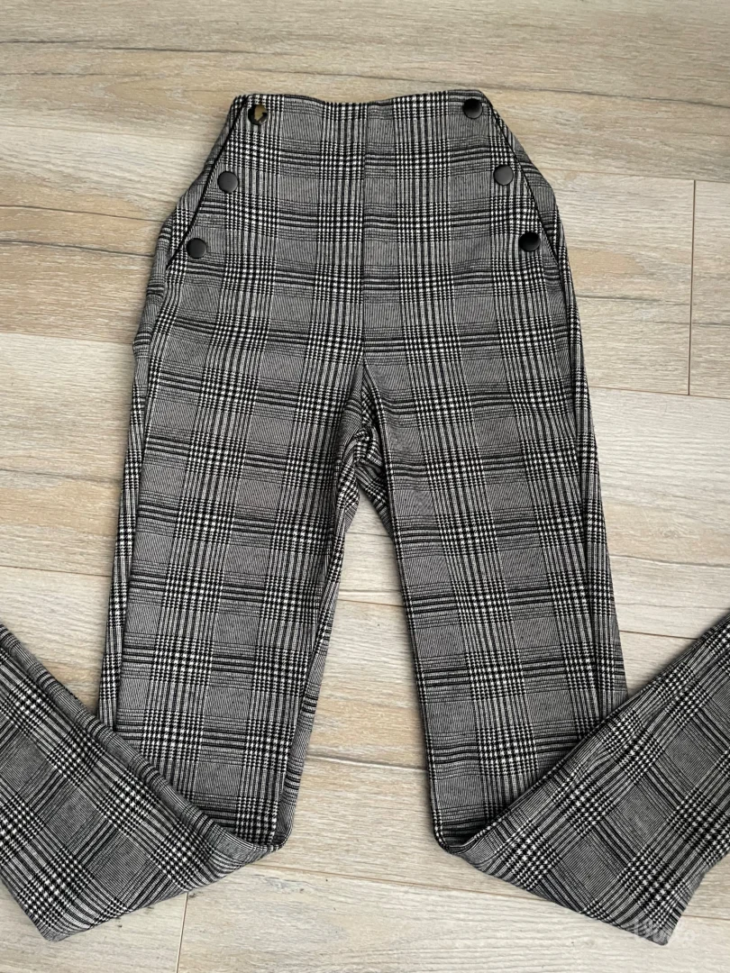 Stradivarius karirane pantalone