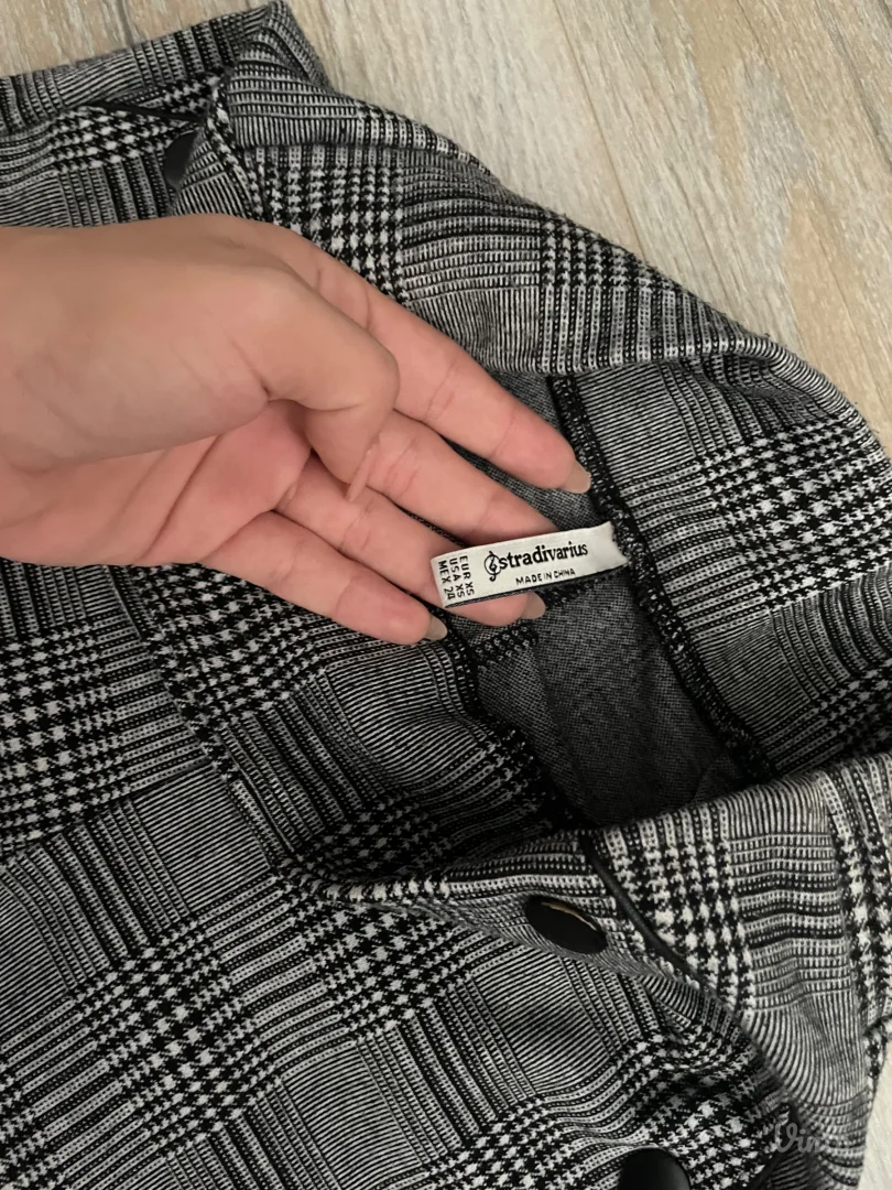 Stradivarius karirane pantalone