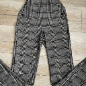 Stradivarius karirane pantalone