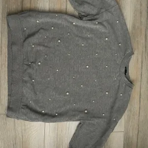 Kiabi sivi džemper sa biserima