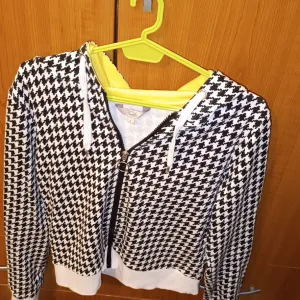 C&A- ženska dukserica na zakopčavanje