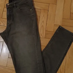 H&M-Ženske skinny farmerke tamno-maslinaste