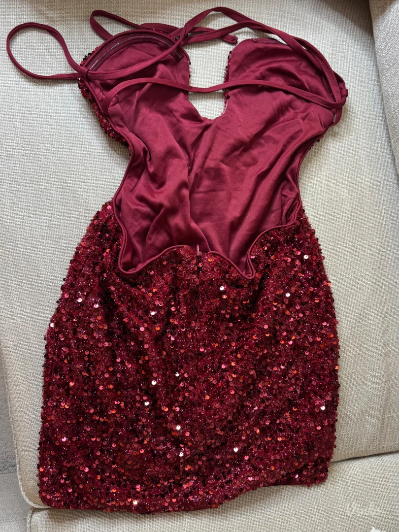 Crvena sequin mini haljina sa otvorenim ledjima