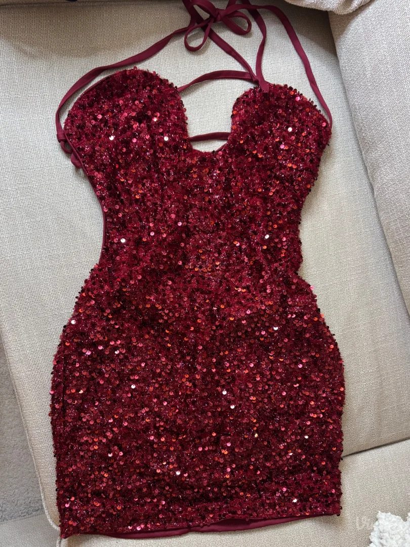 Crvena sequin mini haljina sa otvorenim ledjima