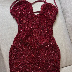 Crvena sequin mini haljina sa otvorenim ledjima