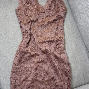 Zara mini cipkasta haljina