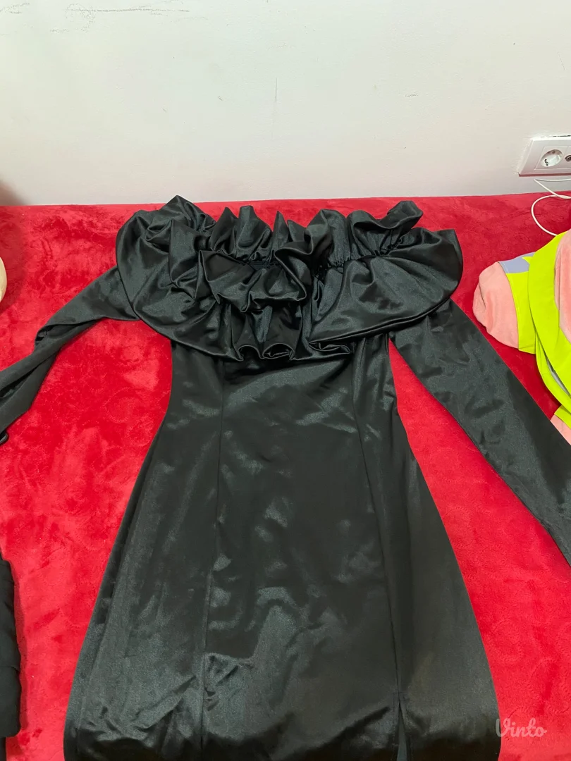 Crna haljina sa rukavima