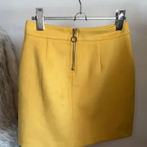 Žuta suknja od velura