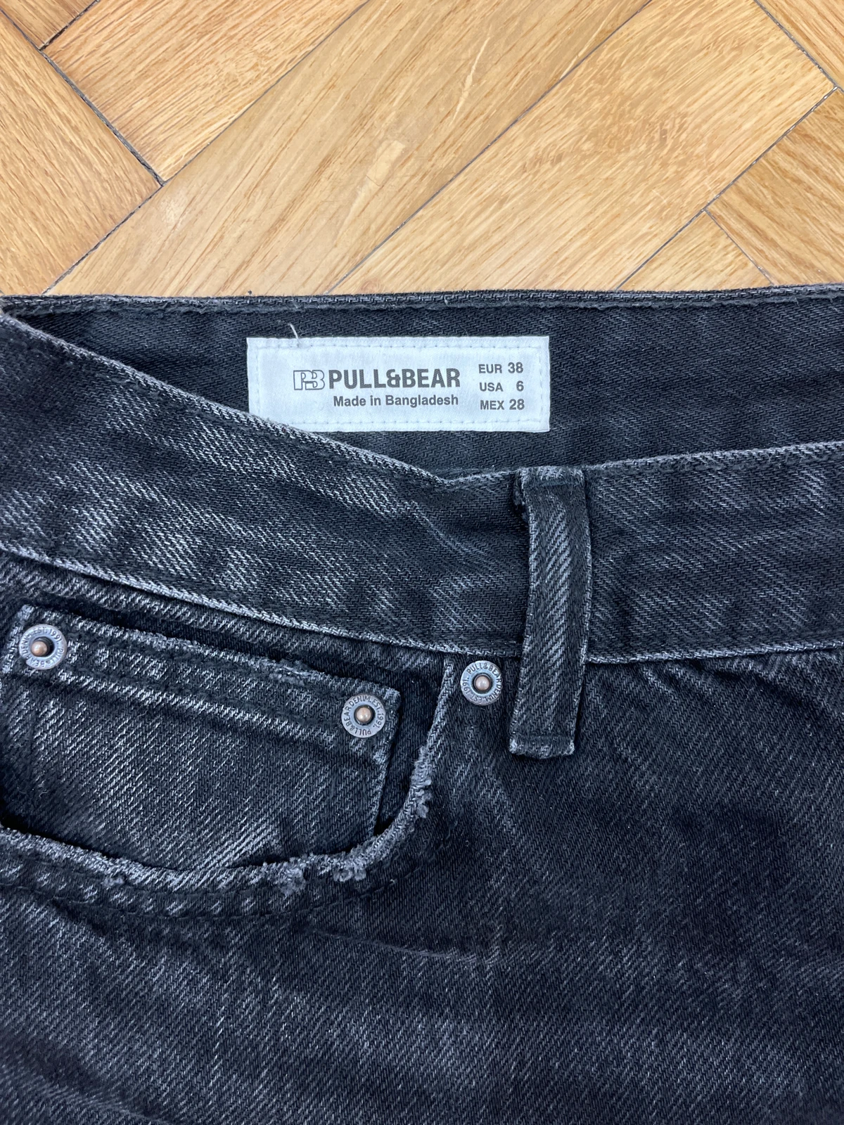 Pull&Bear- crne farmerke 38 velicina