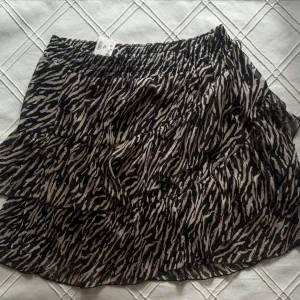 Reserved- suknja nova sa etiketom xl