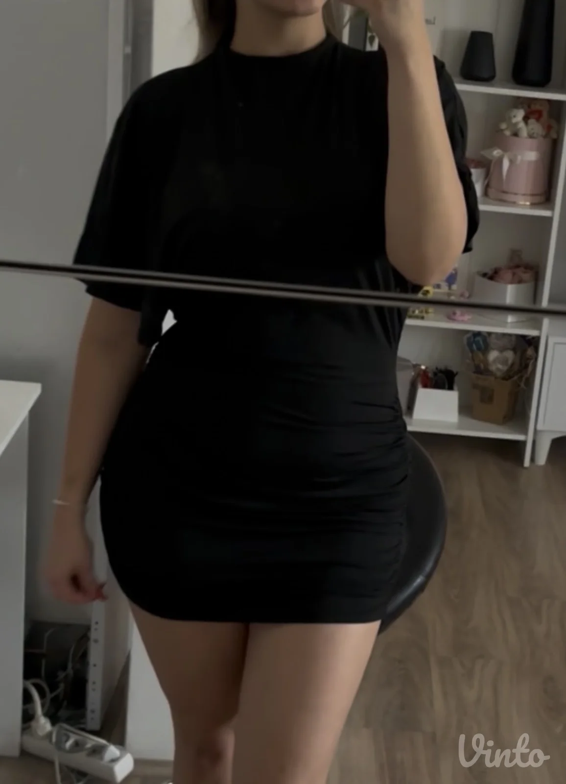 Crna haljina sa otvorenim ledjima