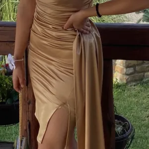 Elegantna zlatna haljina