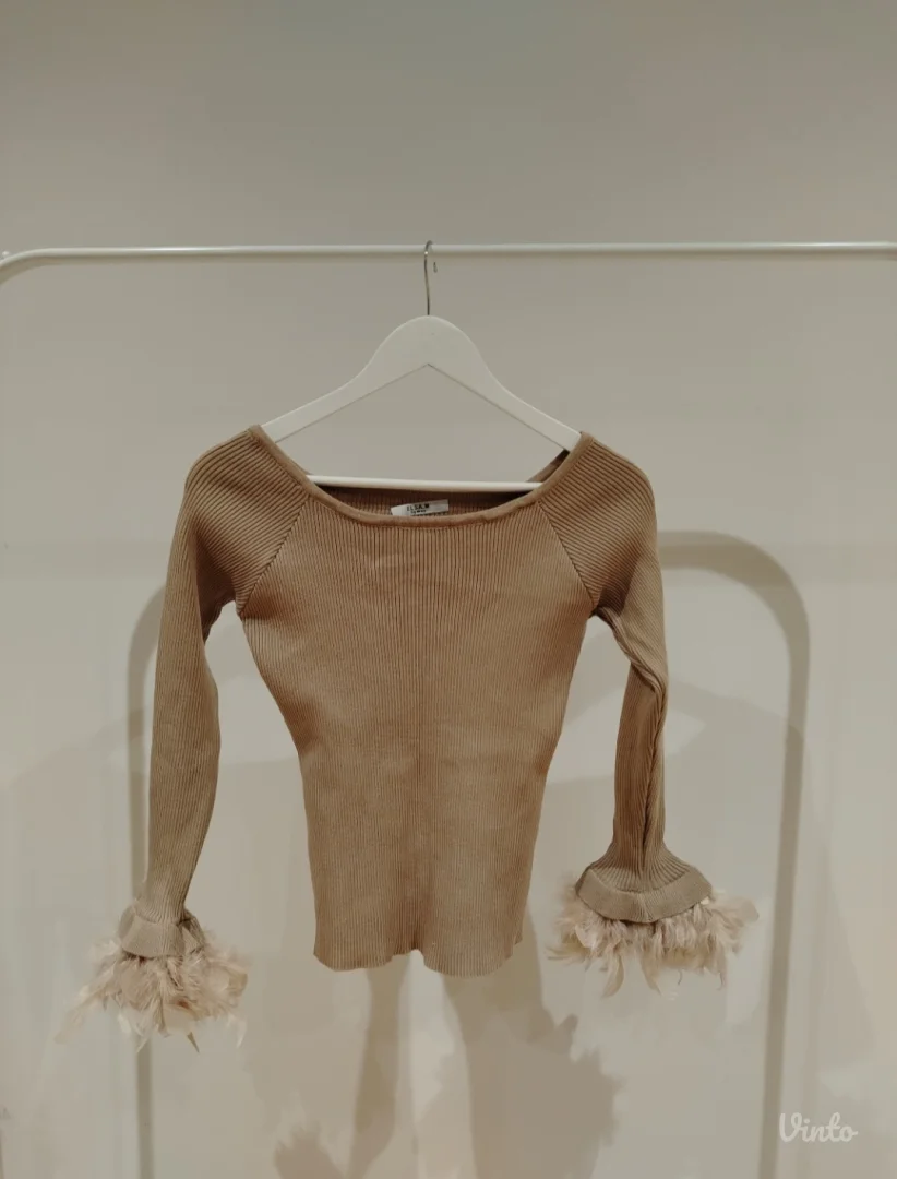 Džemper majica sa perjem NOVO