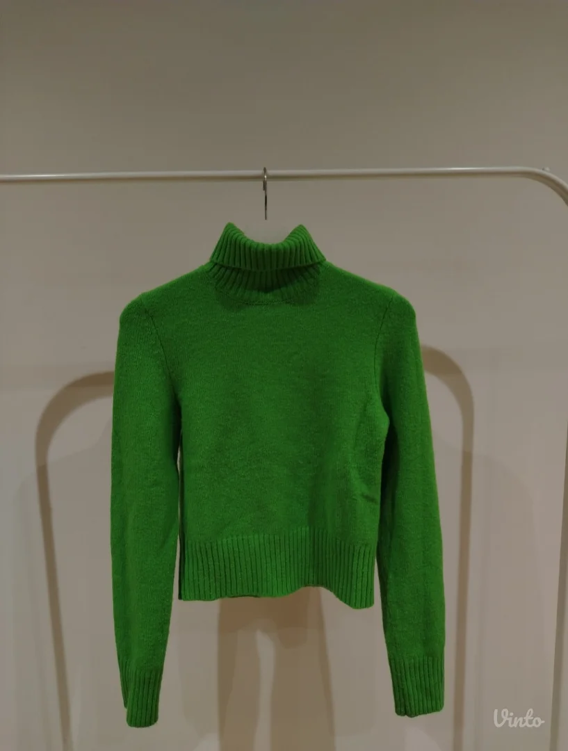 Bershka zeleni džemper NOVO