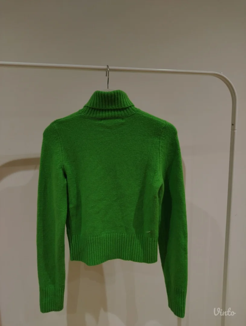 Bershka zeleni džemper NOVO