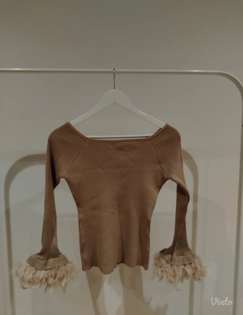 Džemper majica sa perjem NOVO