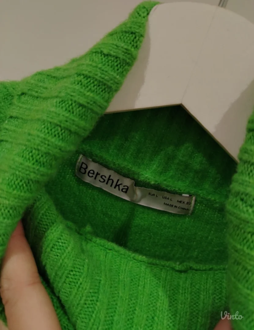 Bershka zeleni džemper NOVO