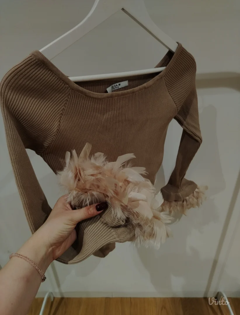 Džemper majica sa perjem NOVO