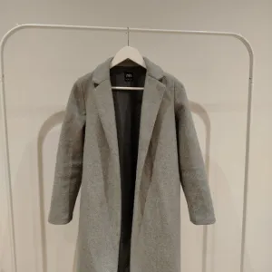 Zara sivi kaput