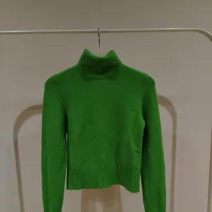 Bershka zeleni džemper NOVO