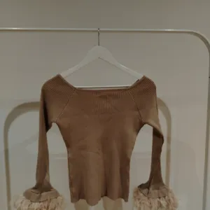 Džemper majica sa perjem NOVO