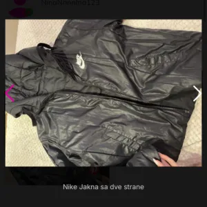 Nike - crna zenska jakna sa dve strane
