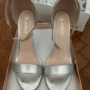 Srebrne sandale (40)