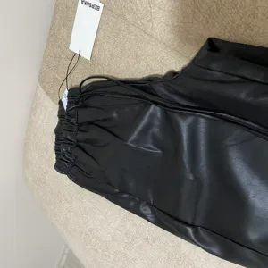 Bershka viralne kozne pantalone nove sa etiketom