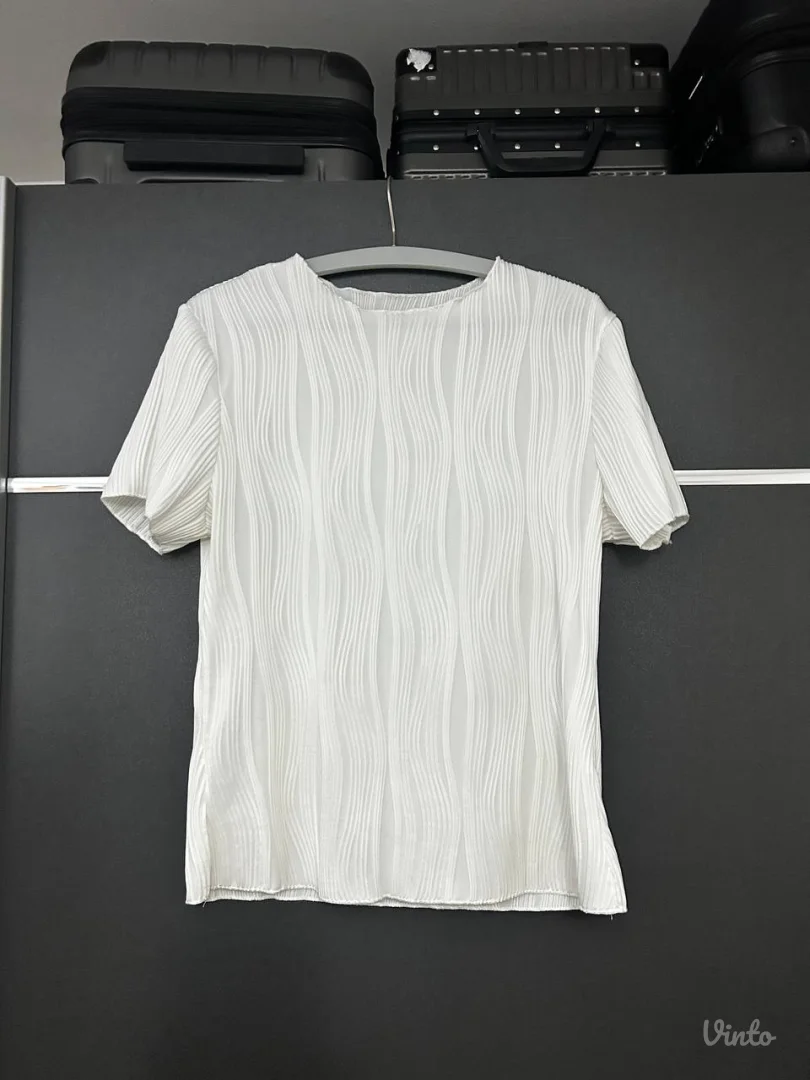 Rebrasta bela majica na kratke rukave