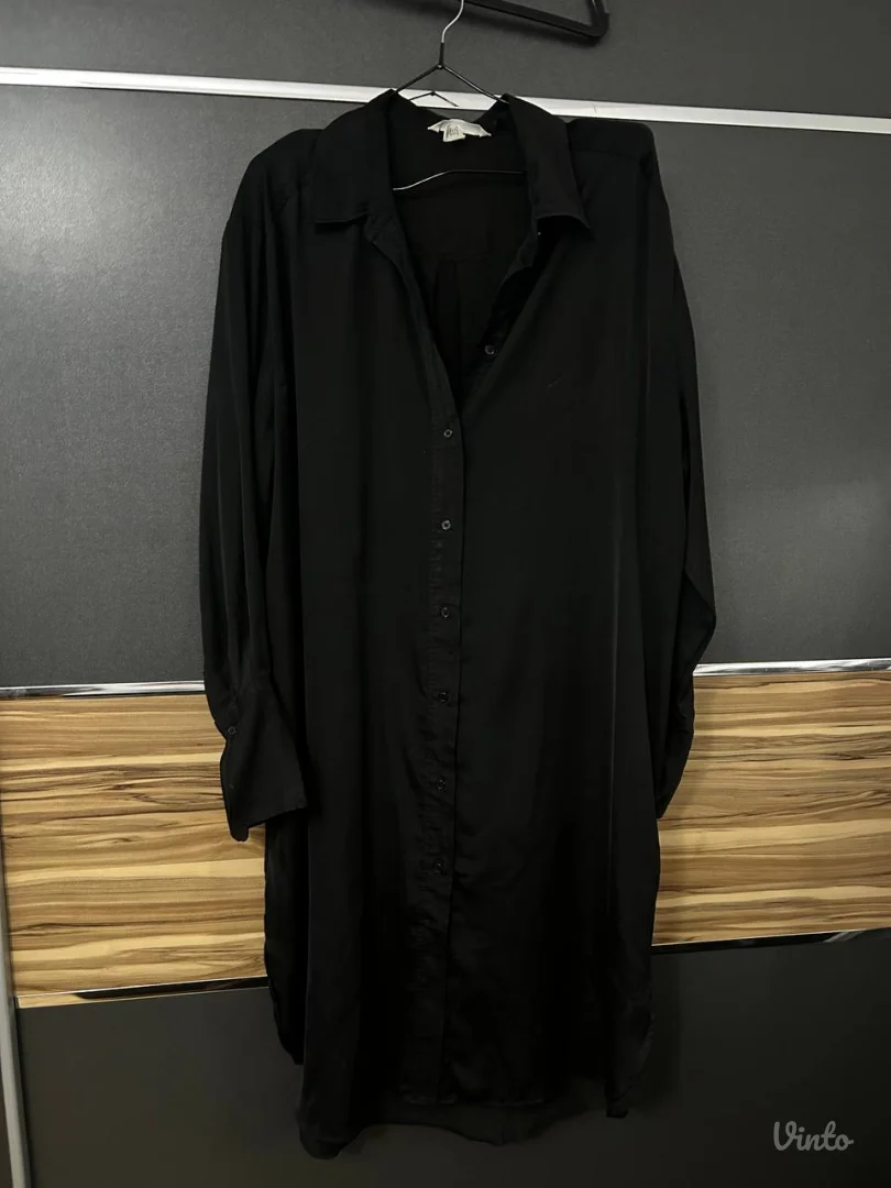 Crna satenska haljina u stilu oversized košulje, Zara