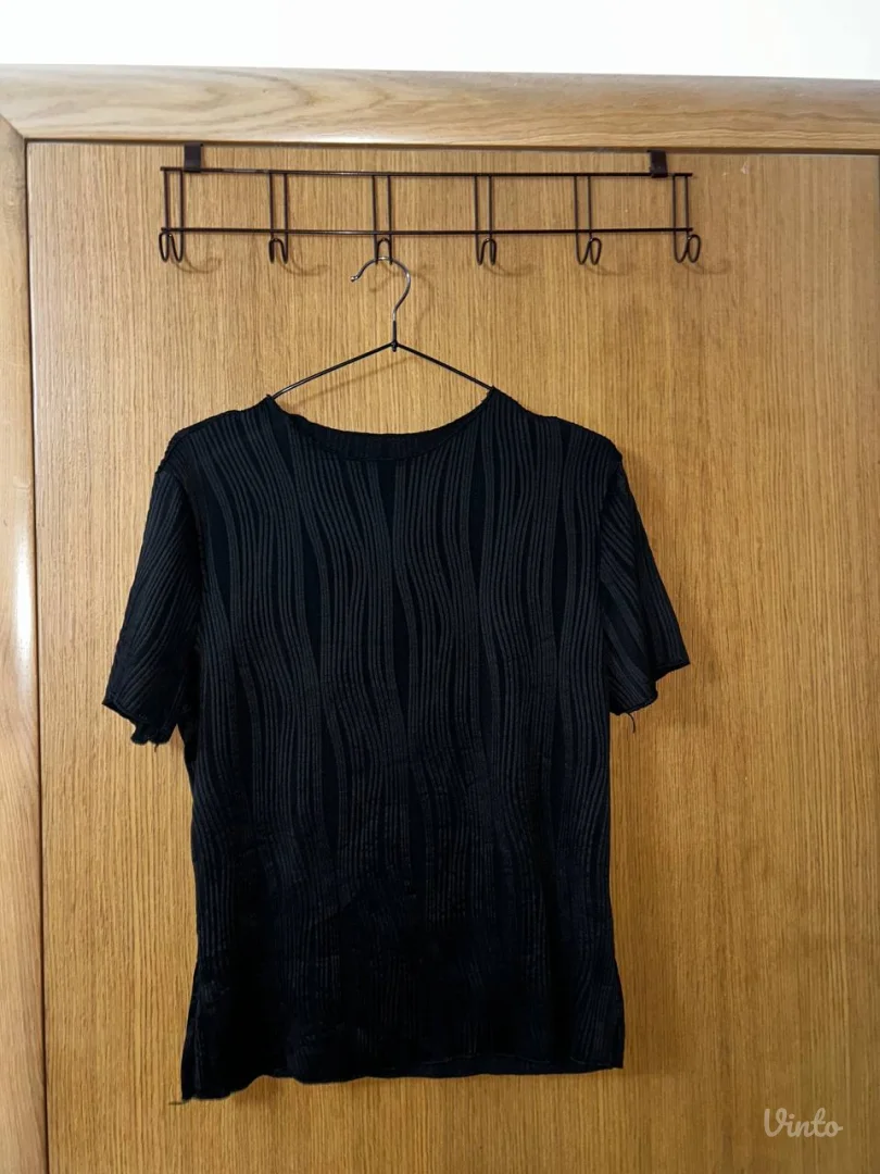 Crna rebrasta majica na kratke rukave