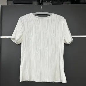 Rebrasta bela majica na kratke rukave