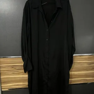 Crna satenska haljina u stilu oversized košulje, Zara