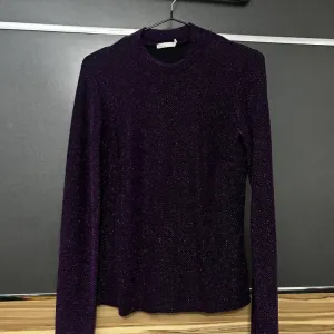 Crna rolka sa ljubičastim šljokicama