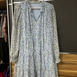 Svetlo plava haljina sa cvetićima