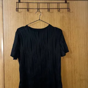 Crna rebrasta majica na kratke rukave