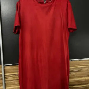 Mekana crvena kratka haljina na kratke rukave Zara
