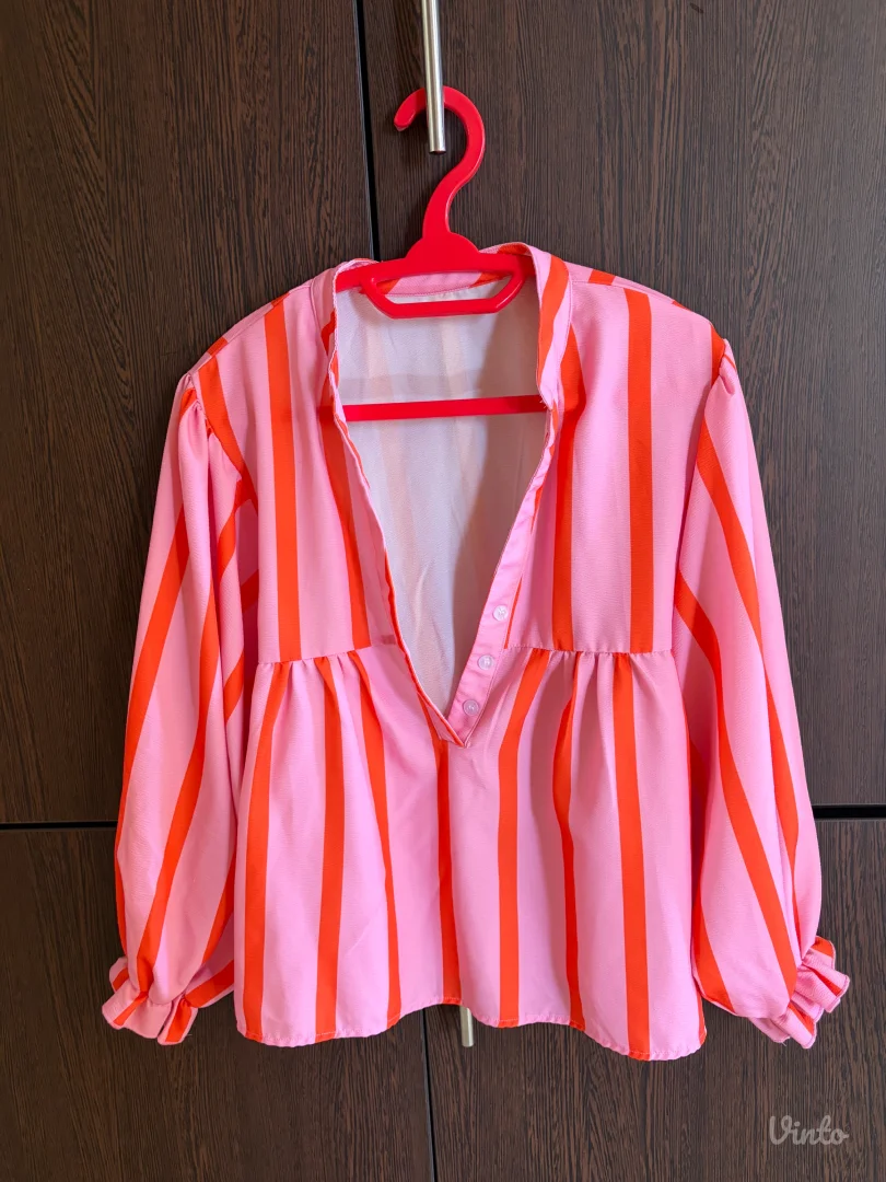 Roza košulja sa crvenim prugama