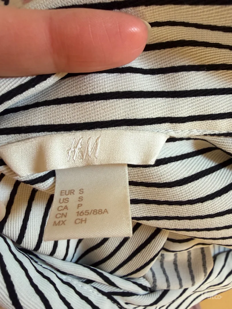 H&M bela košulja sa crnim linijama