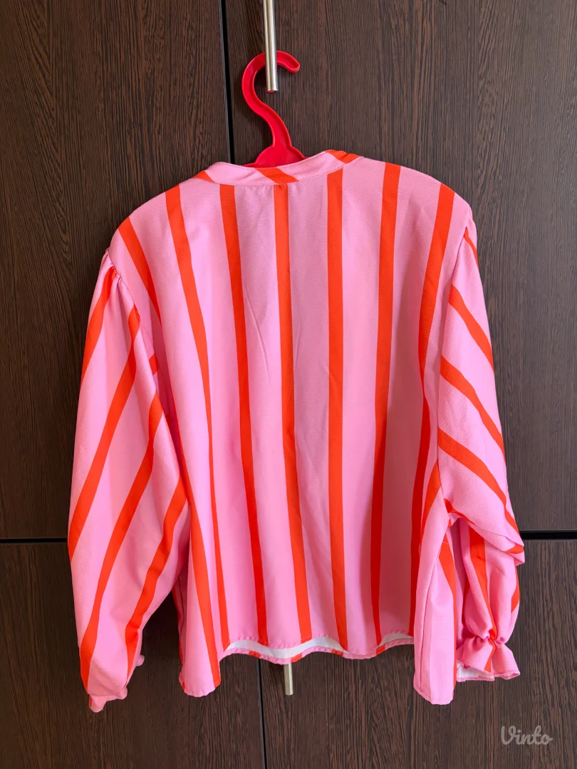 Roza košulja sa crvenim prugama