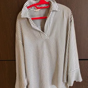 H&M bela košulja sa crnim linijama