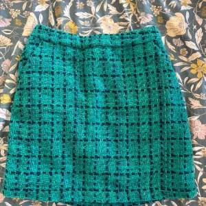 Zelena kraća suknja iz Reservda