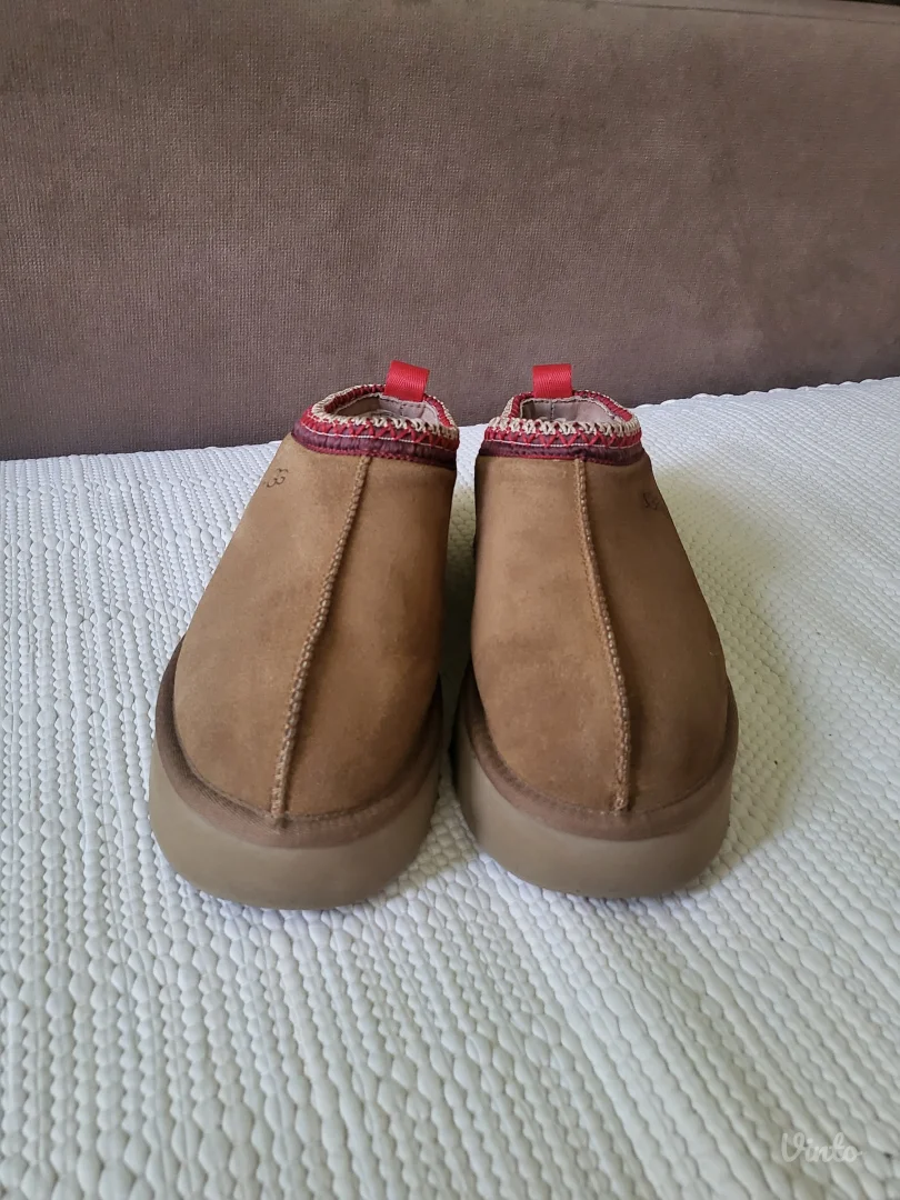 Rezervisano UGG Tazz