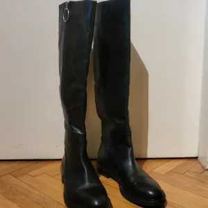 Pazolini duge, crne čizme