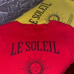 Crvena I žuta crop-top S majica