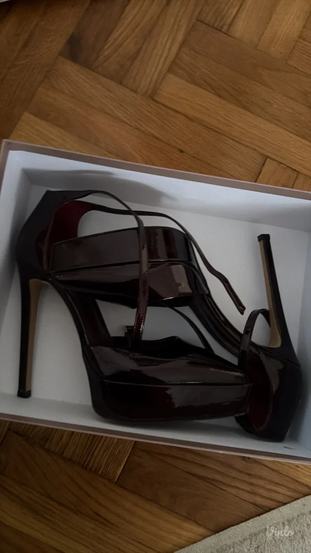 Sofia Baldi - bordo cipele na stiklu