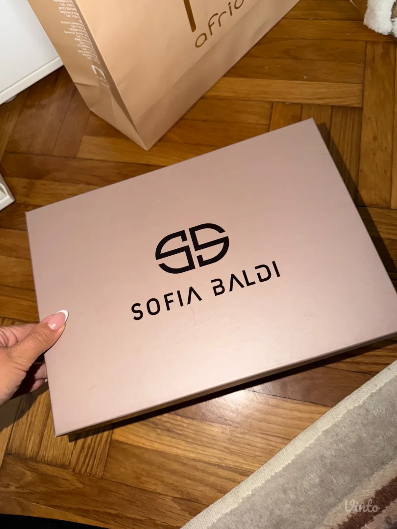 Sofia Baldi - bordo cipele na stiklu