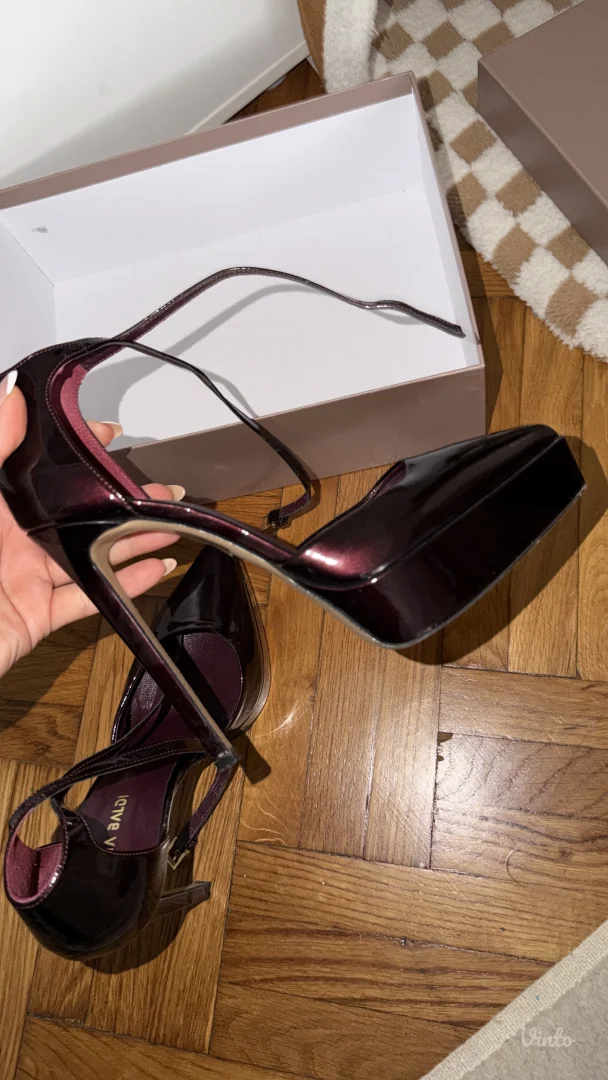 Sofia Baldi - bordo cipele na stiklu