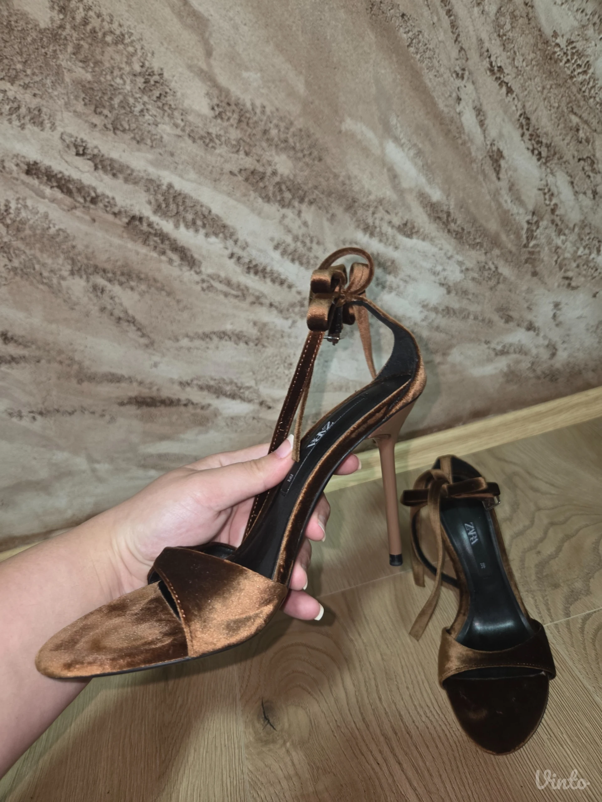 ZARA prelepe plišane sandale Broj 38