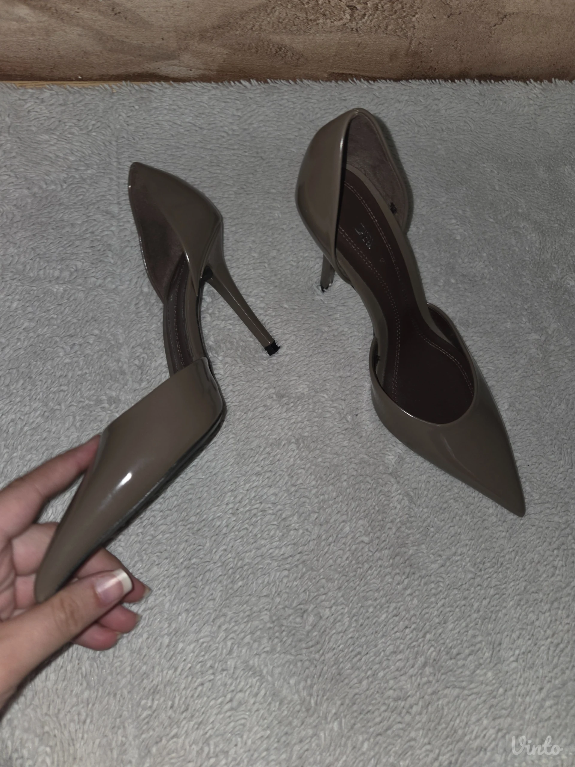 ZARA lakovane d'Orsay salonke u taupe boji (Br. 37) – BESPREKORNE